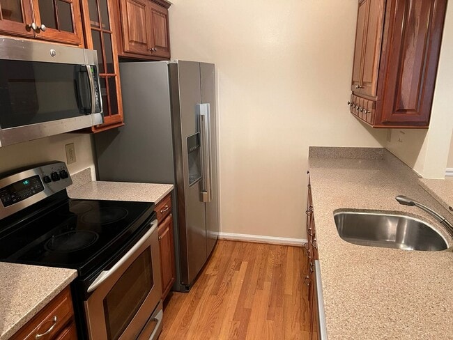Building Photo - Commuter's Dream with Easy Living