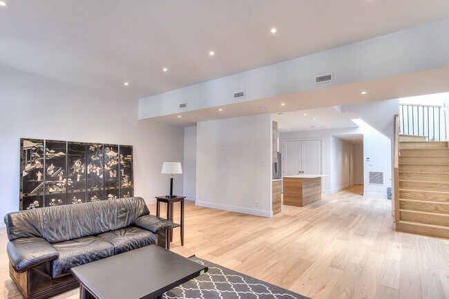 Building Photo - 3478 Av. du Parc