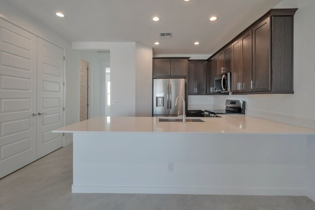 Foto del edificio - Brand New Luxurious Townhome in Warner Meadow