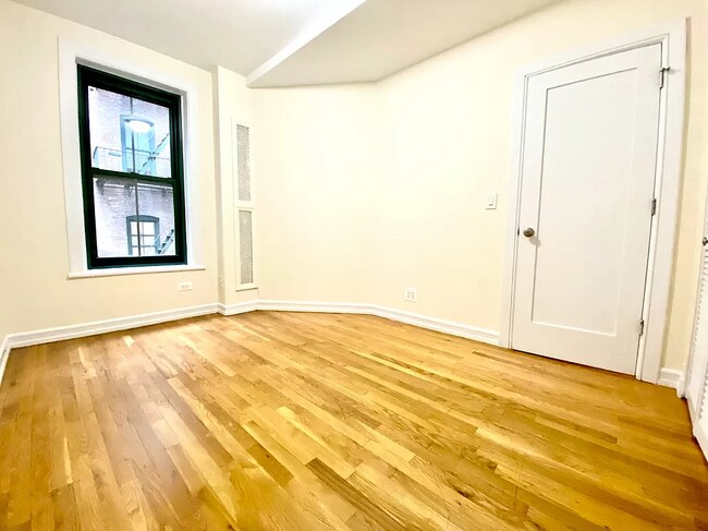 Building Photo - 1 Bedroom / 1 Bath on E 78th St