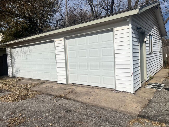 Building Photo - Spacious 4 Bedroom, 2 Bath Home with 3-Car Garage – Near WSU – Available Now!