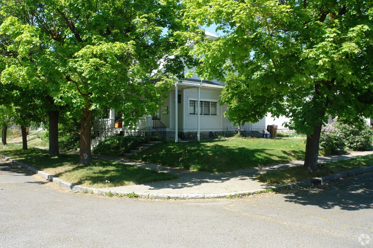 Building Photo - 1102 W Sharp Ave