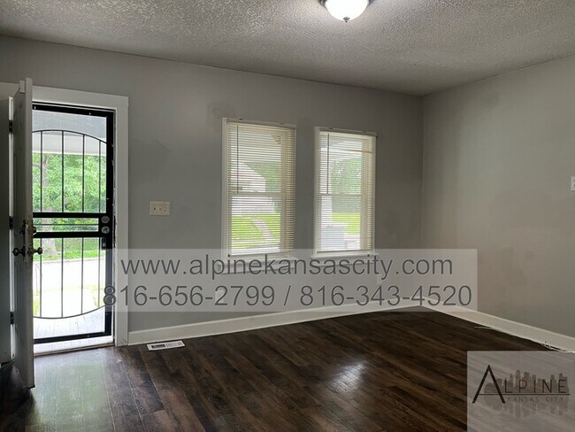 Foto del edificio - Spacious Upstairs Loft with Bathroom!