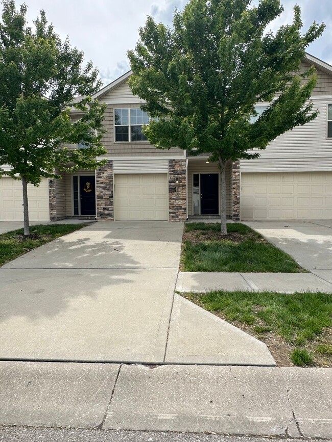 Building Photo - 3 Bed Townhome in Grain Valley