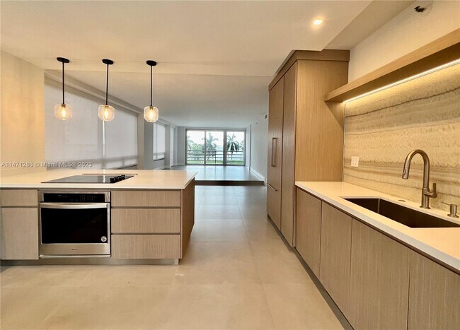 Building Photo - 1541 Brickell Ave