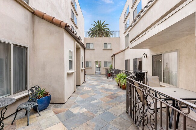 Building Photo - 4466 Coldwater Canyon Ave