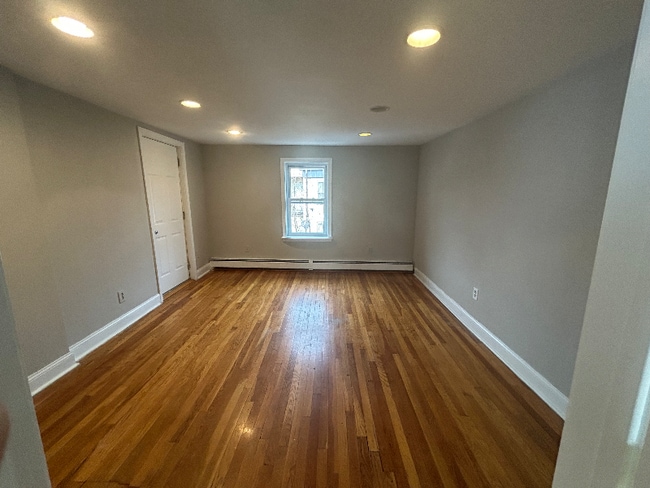 Building Photo - 18 Grove St