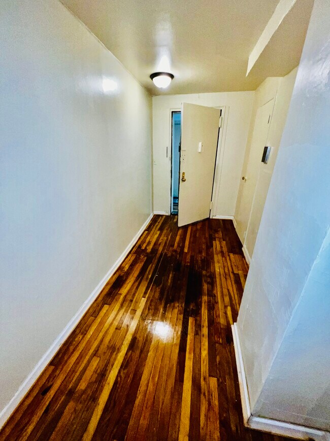 Foto del edificio - 381 McLean Ave