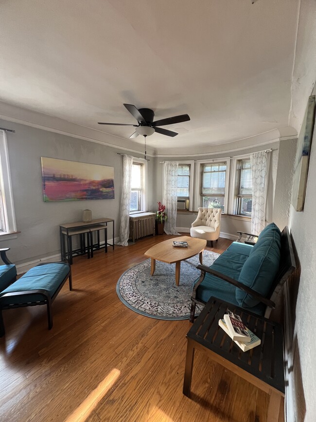 Building Photo - 2421 Lunt W Ave