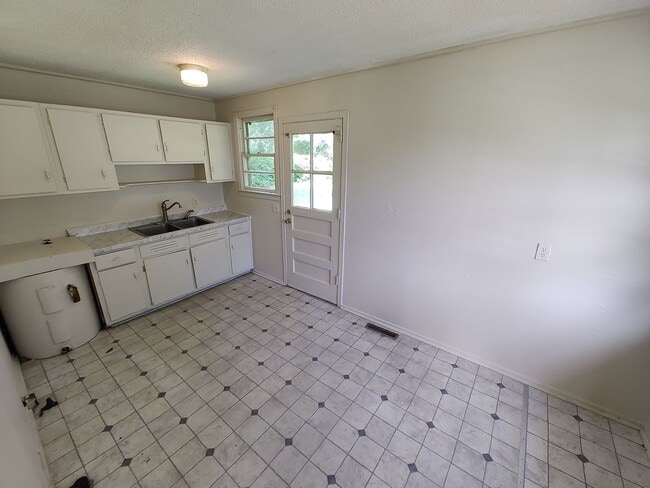 Building Photo - 2222 Briarfield Rd