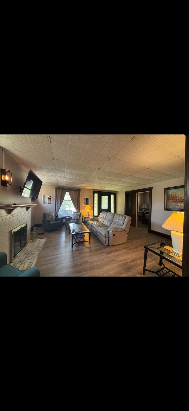 Building Photo - 1483 E 118th St