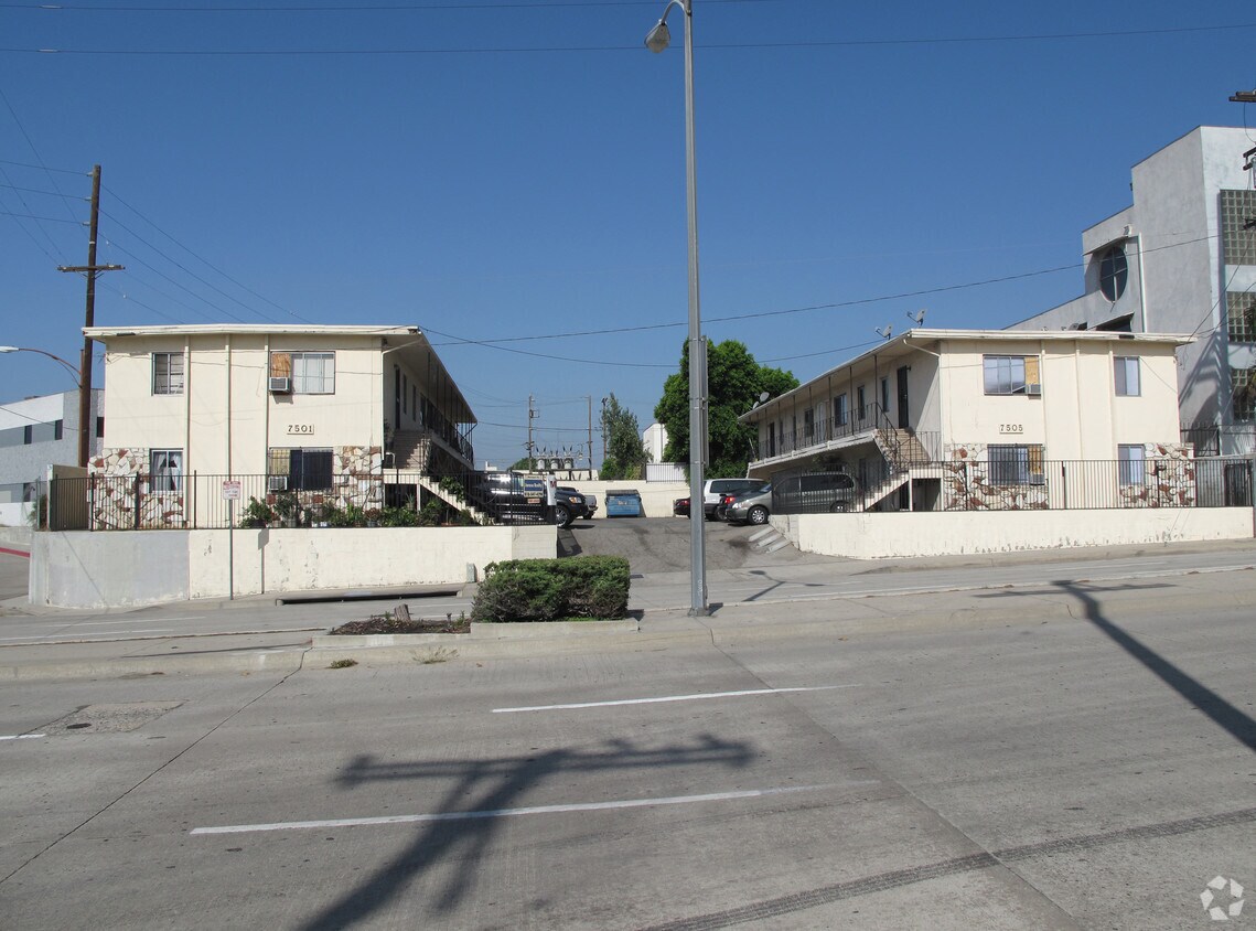 Primary Photo - 7501-7505 N Hollywood Way