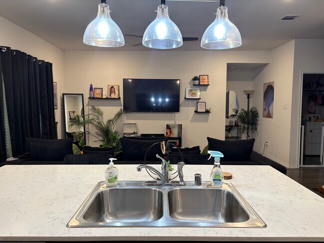 Foto del edificio - 3313 Waldrop Dr