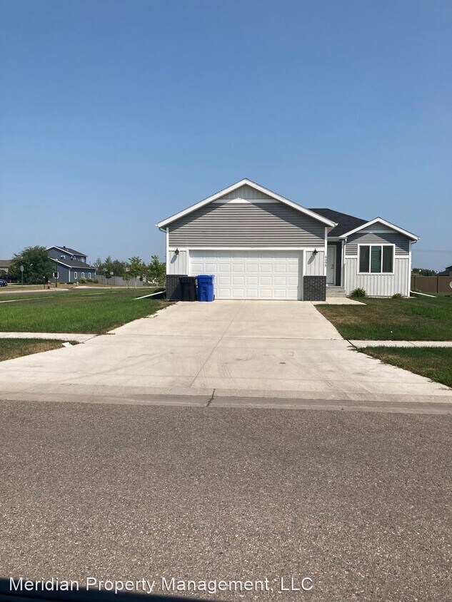 4 br, 3 bath House 6099 Autumn Dr S House Rental in Fargo, ND