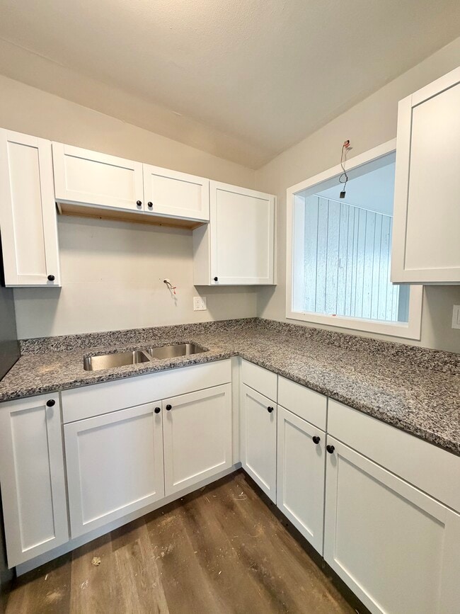 Building Photo - 1122 Kingsley Dr