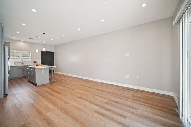 Foto del edificio - 8436 Oakdale Ave