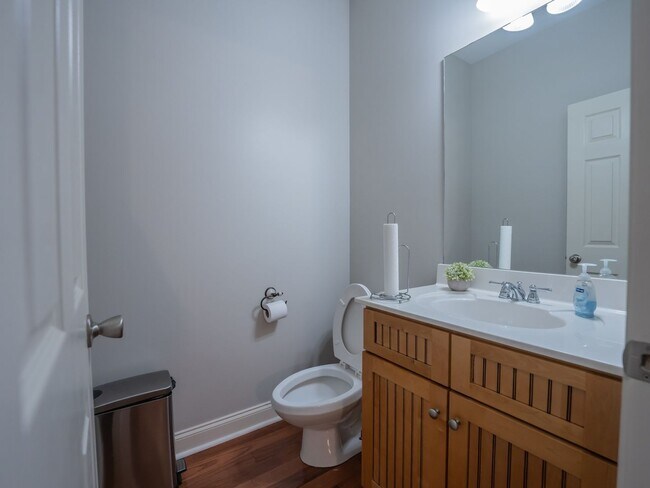Building Photo - 4 Bedroom Townhome in Smyrna