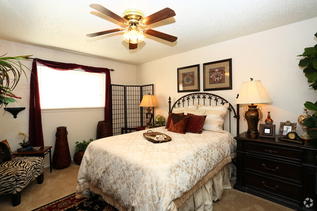 Bedroom - Huntington Place Apartments