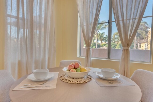 Light and bright dining area - 701 Marinella Aisle
