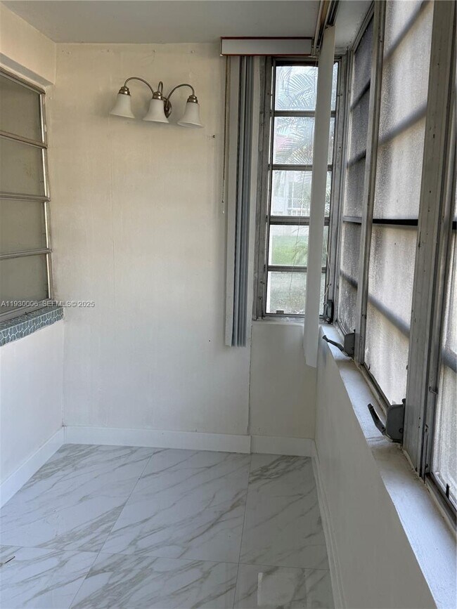 Foto del edificio - 1400 NE 191st St