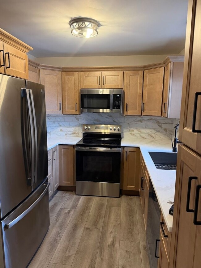 Building Photo - 3 Bedroom Townhouse