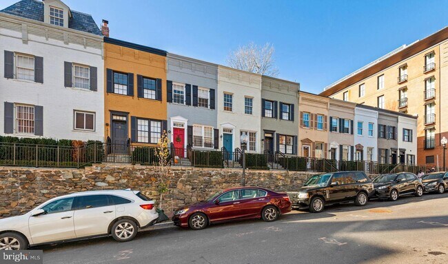Building Photo - 1030 31st St NW