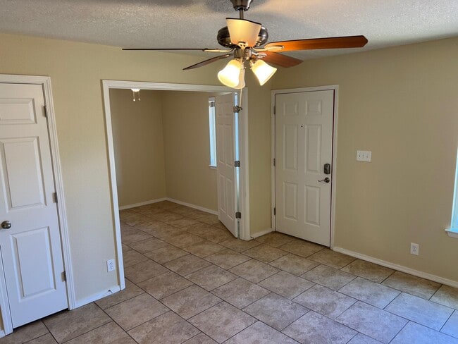 Building Photo - 1816 Buena Vista Dr SE