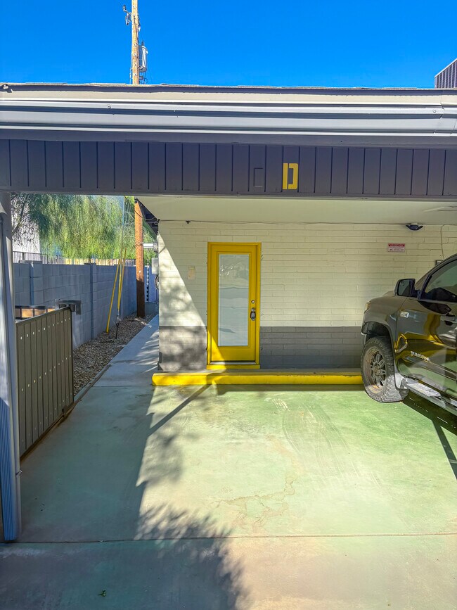 Foto del edificio - 2737 E Glenrosa Ave