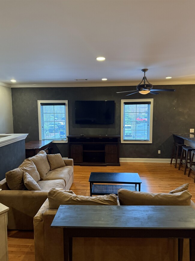 Building Photo - 1041 Parkside Cmns