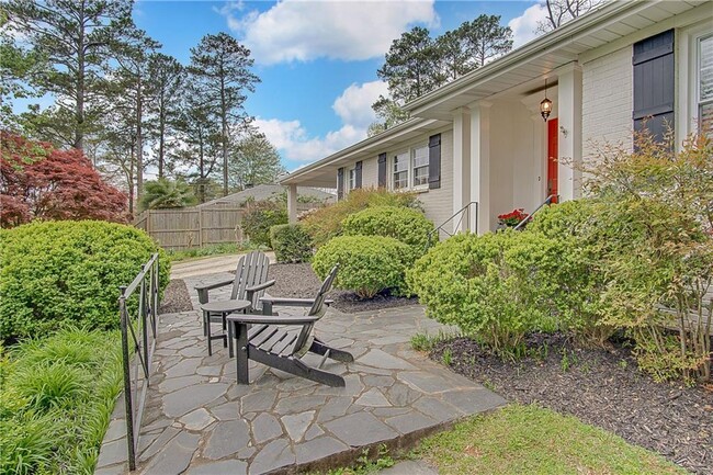 Building Photo - 338 Lakemoore Dr NE