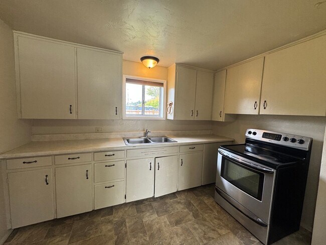 Building Photo - 2 Bedroom Home Located In SE Eugene Neighborhood