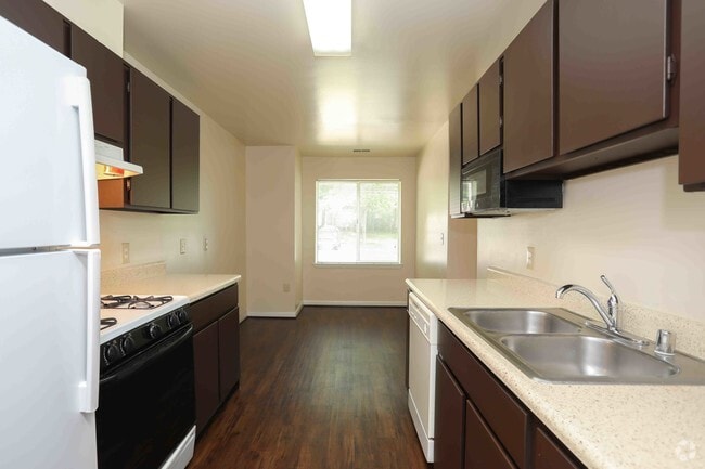 3BR, 2BA - 1,185 SF - Woodbridge Station