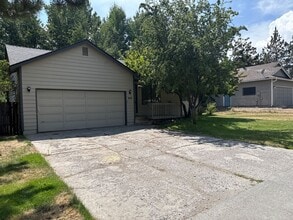 Building Photo - 944 NE Lena Pl