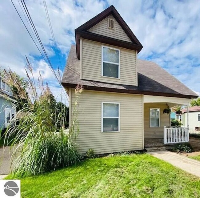 Building Photo - Charming Home in Cadillac Available May 2024