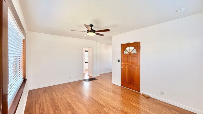 Foto del edificio - Darling Single Story Home, Blocks from the Beach, Amazing Location, & Close to Everything!