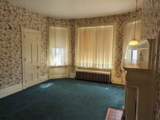 Dormitorio - 402 N Main St