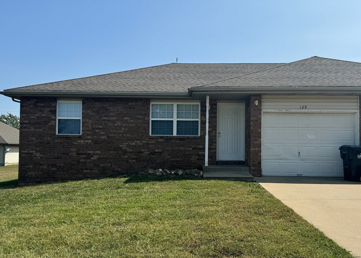 Foto principal - 2 Bed | 2 Bath | 1 Car Garage Home! 1000 s...