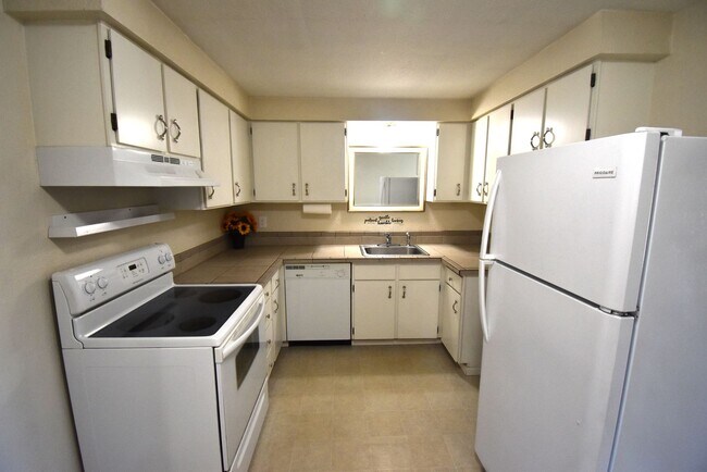 Foto del edificio - Well kept duplex with garage.