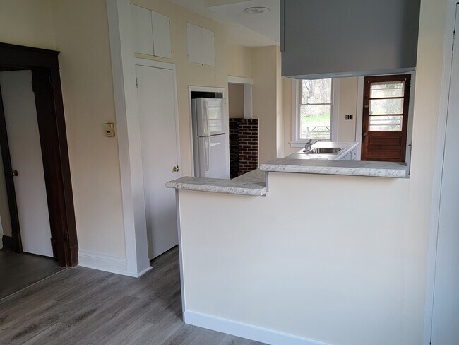 Foto del edificio - 372 Lammey Rd