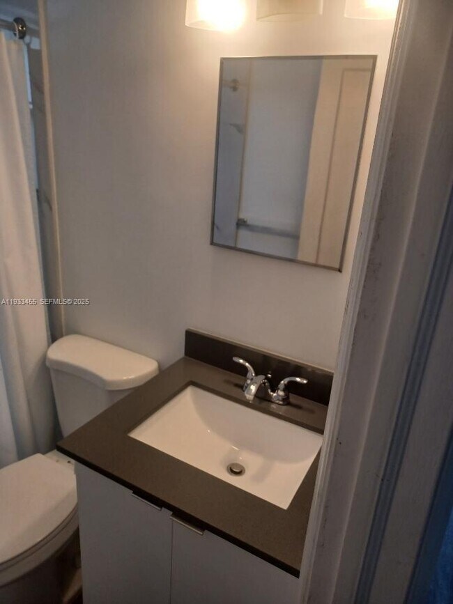 Foto del edificio - 6950 Byron Ave