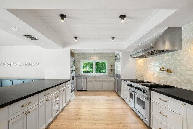 Building Photo - 610 Reinante Ave