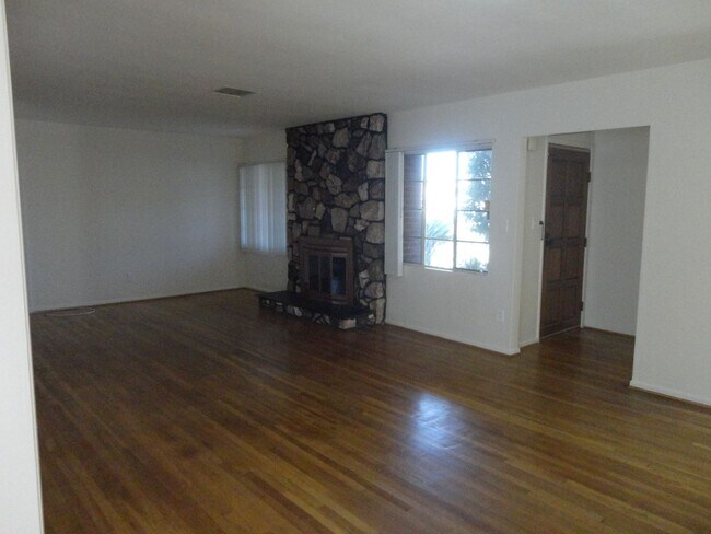 Building Photo - Close to SDSU 4 Bedroom Home!!