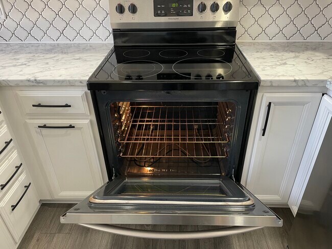 Stainless Steel Oven - 9334 S Lake Ridge Dr