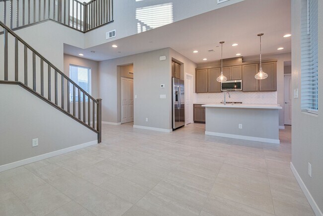 Foto del edificio - Tri-Level Three Bedroom Home with Spectacular City & Mountain Views