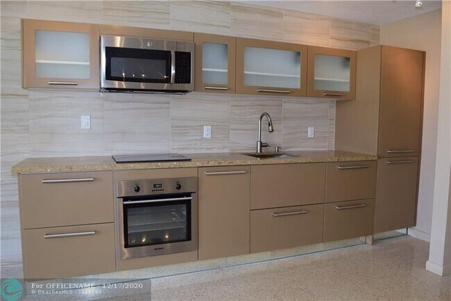 Foto del edificio - 901 N Birch Rd