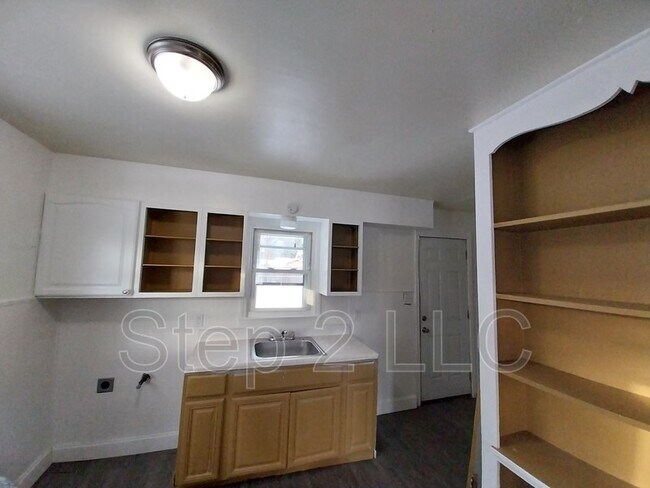 Building Photo - 15800 Puritas Ave