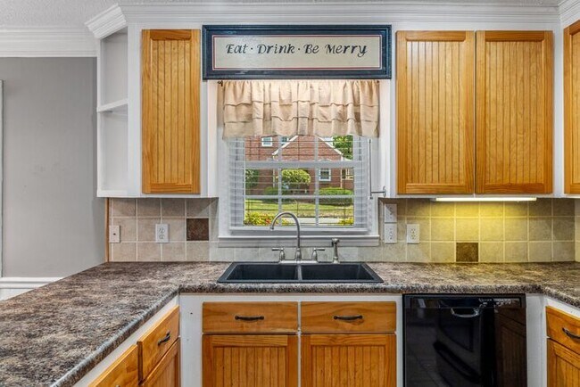 Foto del edificio - Brick Ranch Home in Lake Daniel's Neighbor...