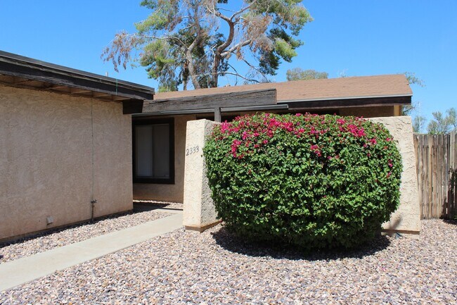 Foto del edificio - South Scottsdale Home with garage and priv...