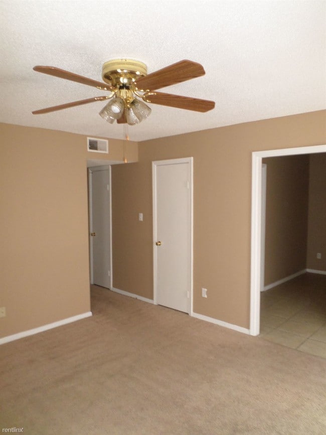 Building Photo - 3940 Twin Lakes Dr