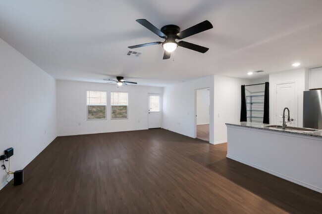 Foto del edificio - Stunning New 4-Bedroom Home with Upgrades ...